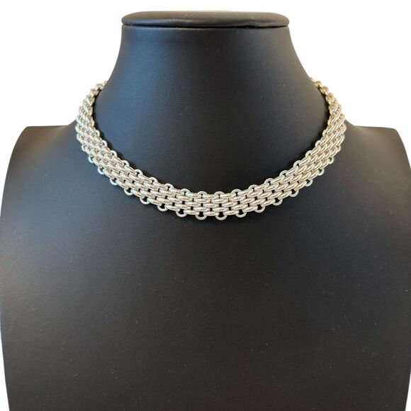 Gorgeous Silver Toned Necklace with Intricate Design - Picture 1 of 7